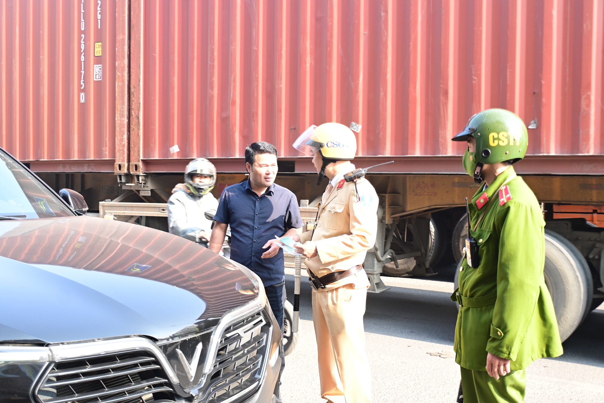 Đội CSGT số 4 (Phòng Cảnh sát giao thông): Xử lý 11 trường hợp dừng, đỗ không đúng quy định